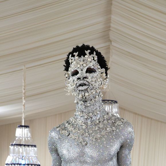 O look de Lil Nas X era repleto de pedrarias