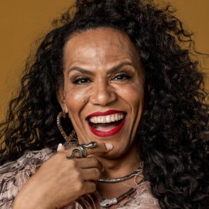 Na novela 'Terra e Paixão', Luana Shine (Valéria Barcellos) é a transexual que trabalha para Cândida (Susana Vieira)