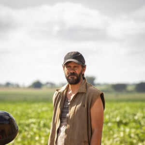 Na novela 'Terra e Paixão', Ruan Alves (Tairone Vale) é quem vai ajudar Antônio (Tony Ramos) a espiar a propriedade de Aline (Barbara Reis)