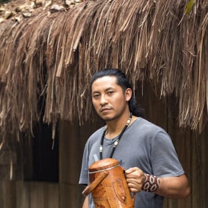 Raoni Guató (Mapu Huni Kui) é o filho de Jurecê (Daniel Munduruku) preparado para substituir o pai, na novela 'Terra e Paixão'