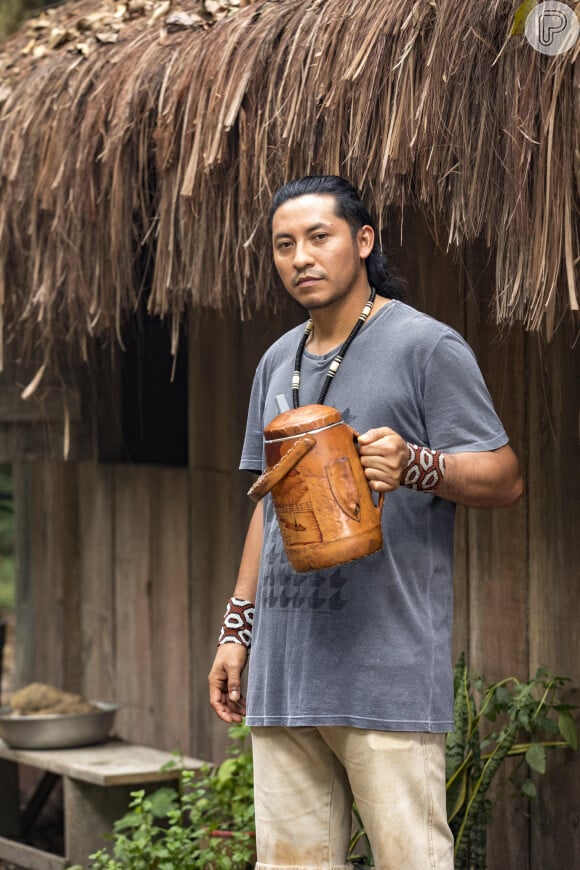 Raoni Guató (Mapu Huni Kui) é o filho de Jurecê (Daniel Munduruku) preparado para substituir o pai, na novela 'Terra e Paixão'
