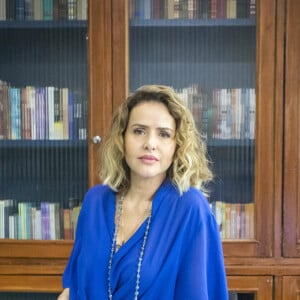 Gladys Junqueira (Leona Cavalli) é a diretora da escola local sempre ficará ao lado da filha, Graça (Agatha Moreira), mesmo sabendo que ela está errada, na novela 'Terra e Paixão'