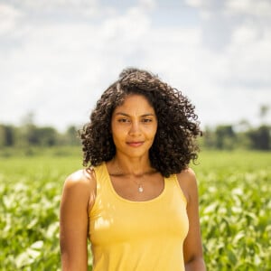 Aline Machado (Barbara Reis) é uma professora, mulher de Samuel (Ítalo Martins) e mãe de João (Matheus Assis), vê sua vida virar de ponta cabeça após ficar viúva em um atentado. É determinada e vai precisar aprender a lidar com a vida no campo. Despertará a paixão dos irmãos Caio (Cauã Reymond) e Daniel (Johnny Massaro), na novela 'Terra e Paixão'