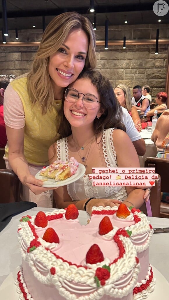 Isabella comemorou seu aniversário ao lado de Boninho e Ana Furtado, que ganhou o 1º pedaço de bolo