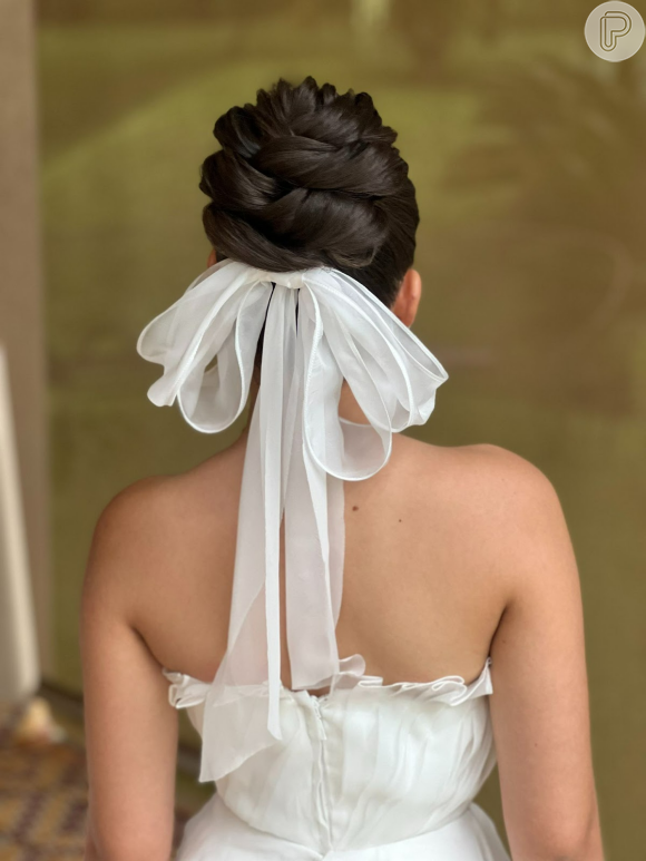 Penteado com laço para noivas: esse hairlook é romântico e delicado