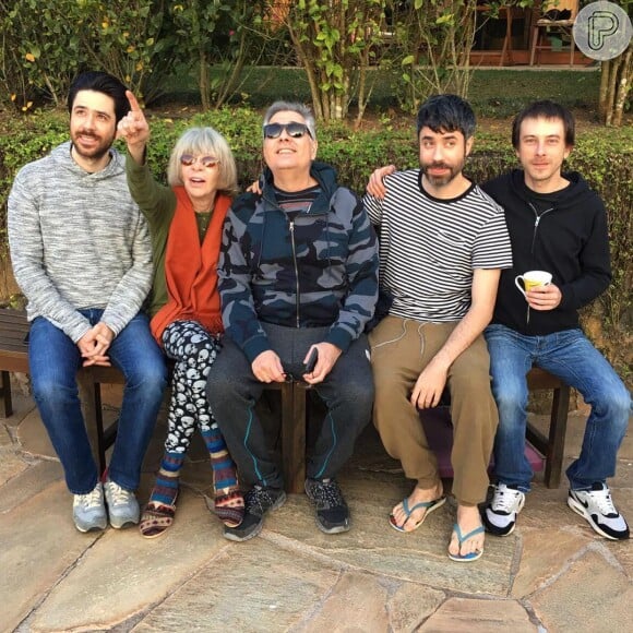 Rita Lee protagonizou fotos descontraídas com o marido, Roberto de Carvalho, e os três filhos, João, Antonio e Beto Lee