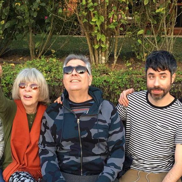 Rita Lee protagonizou fotos descontraídas com o marido, Roberto de Carvalho, e os três filhos, João, Antonio e Beto Lee