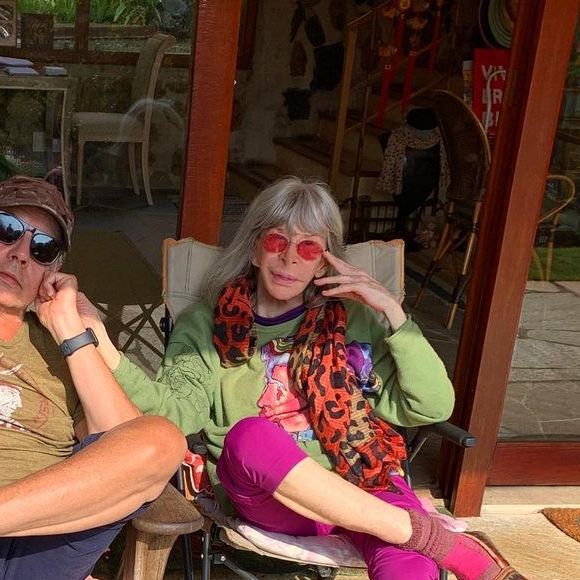 Rita Lee e o marido, Roberto de Carvalho, foram fotografados em momento descontraído pelo filho João