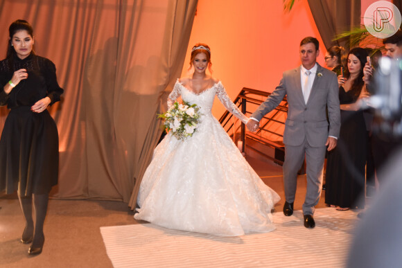 Mirela Janis trajou vestido de noiva de R$ 200 mil
