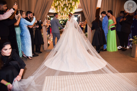 Vestio de noiva de Mirela Janis trazia véu gigantesco