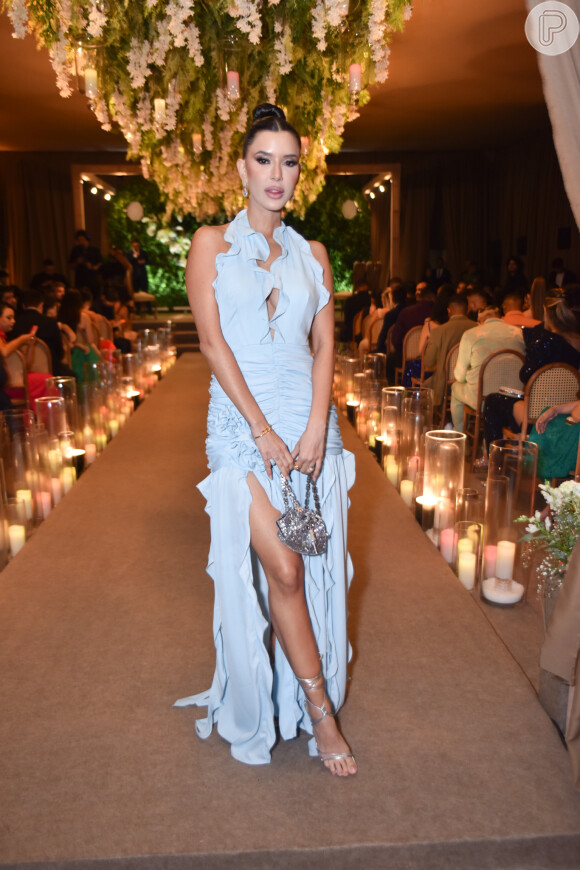 Rica de Marré apostou em vestido de modelagem ousada para o casamento de Mirela Janis e Yugnir Ângelo