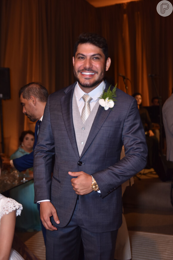 O noivo, Yugnir Ângelo, não fugiu do tradicional em seu traje de casamento
