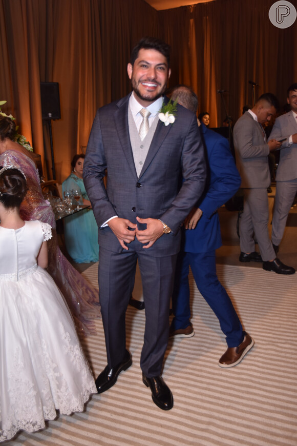 Yugnir Ângelo aliou terno azul acinzentado com colete