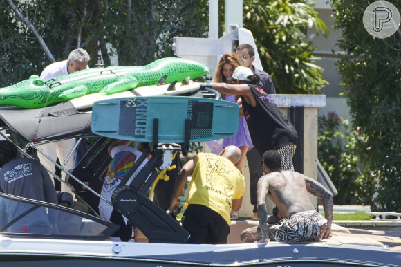 Shakira e Lewis Hamilton foram flagrados em um passeio de barco