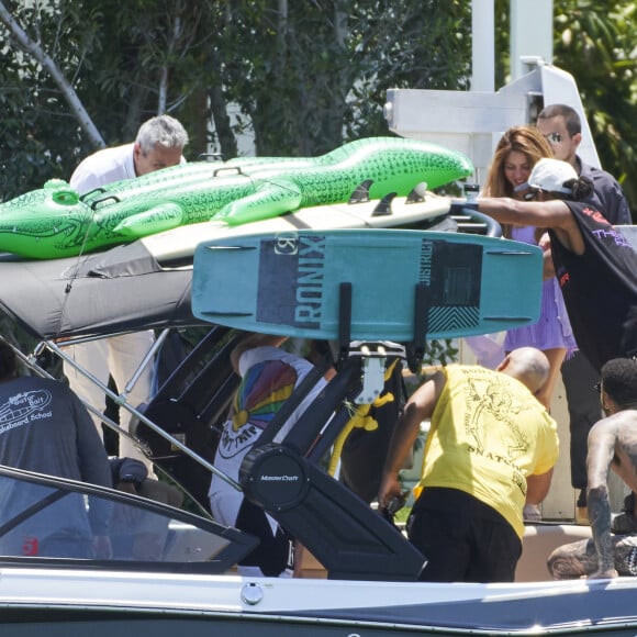 Shakira e Lewis Hamilton foram flagrados em um passeio de barco