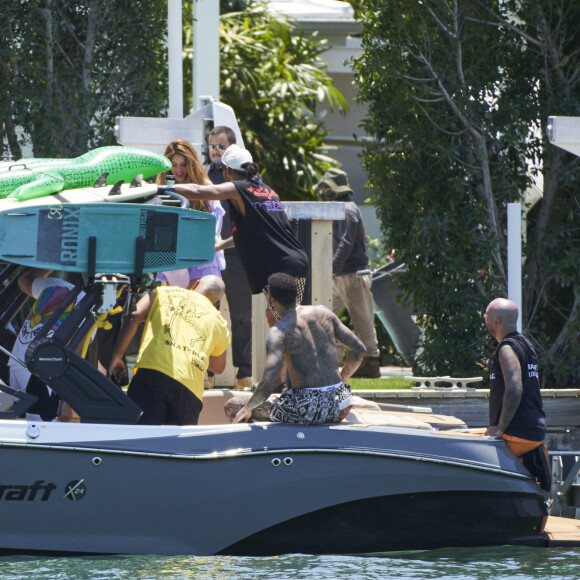 Shakira e Lewis Hamilton foram vistos jantando juntos em Miami e o novo flagra ajuda a reforçar rumores de affair