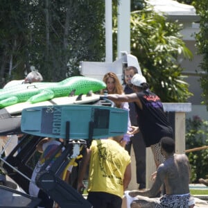 Shakira e Lewis Hamilton curtiram barco na companhia do esgrimista Miles Chamley-Watson, amigo pessoal do piloto