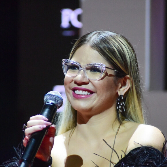 Marília Mendonça foi homenageada durante o show de Felipe Araújo, uma das atrações da festa de casamento do ex-noivo