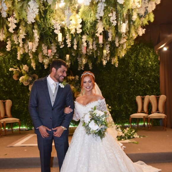 Casamento de Mirela Janis e Yugnir Ângelo reuniu famosos