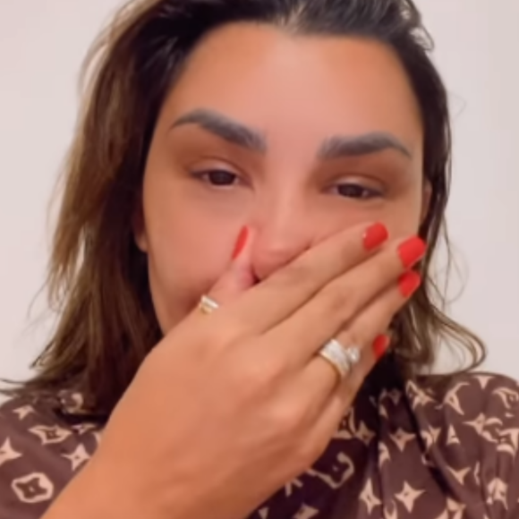 Jenny Miranda surgiu aos prantos para anunciar morte do ex-marido de Gretchen