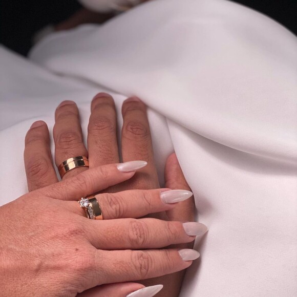 Viviane Araújo mostrou suas alianças