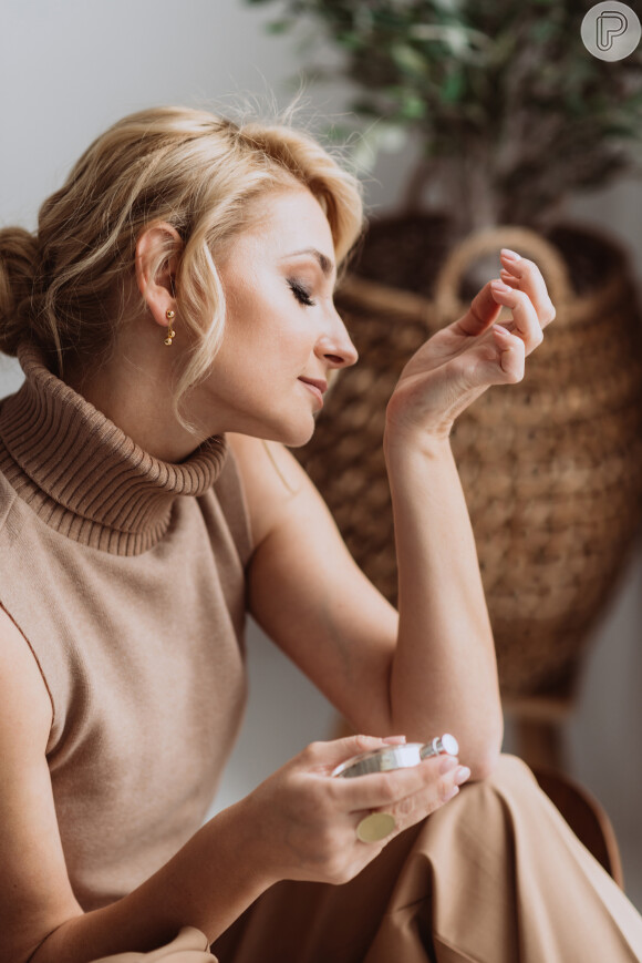 A região de aplicação do perfume muda no corpo feminino e masculino, indica sommelier de fragrâncias