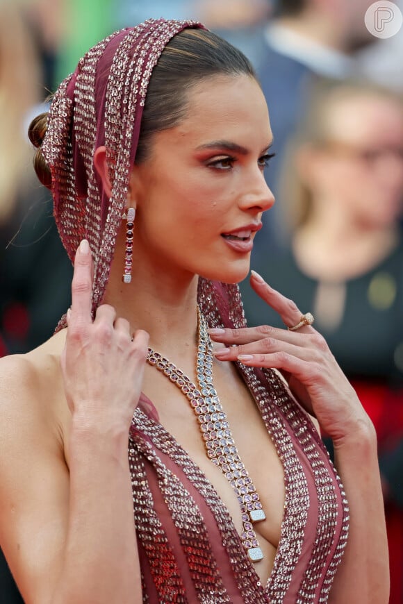 Alessandra Ambrosio usou look com capuz no Festival de Cannes: o vestido da top model é um Elie Saab