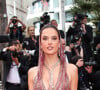 Vestido de Alessandra Ambrosio em Cannes evidencia capuz como tendência em moda festa 2023