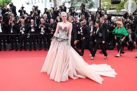 Look de Elle Fanning no Festival de Cannes 2023 tinha volume na cintura e cauda poderosa
