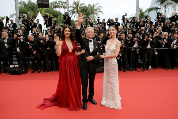 Família estilosa em Cannes 2023: Catherine Zeta-Jones posa com o marido, Michael Douglas e a filha, Carys