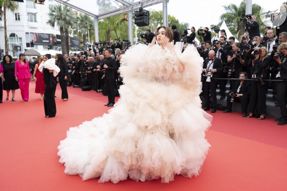 Vestido maximalista foi usado por Araya Hargat em Cannes 2023