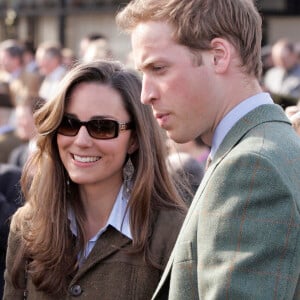 Kate Middleton e Príncipe William se conheceram na faculdade e engataram um intenso namoro. Mas, logo, precisaram lidar com pressão de todos os lados - especialmente, da mídia