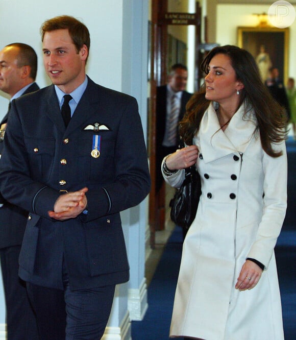 Kate e William começaram a se aproximar em junho de 2007, quando o Príncipe convidou a então ex-namorada para uma festa à fantasia do quartel em que servia
