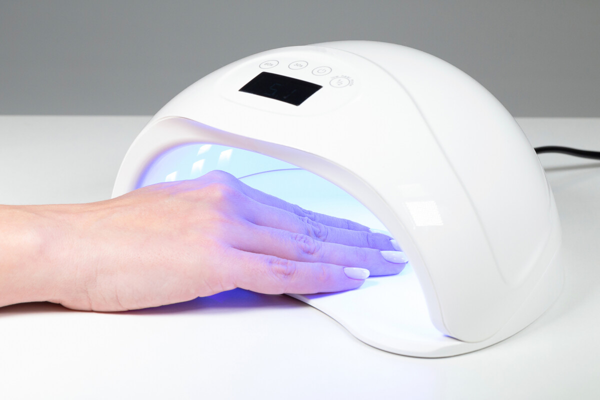 Foto: O alertra sobre uso das cabines ao fazer esmaltação em gel foi ...