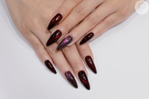 Unhas no formato stiletto costumam a ser feitas com a esmaltação em gel