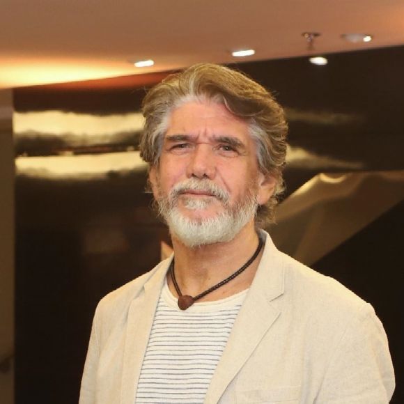 Jackson Antunes precisou ficar internado durante um mês