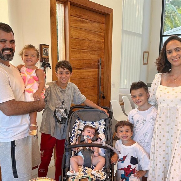 Juliano Cazarré, Letícia Cazarré e os filhos em foto tirada no 8º 'mesversário' de Maria Guilhermina