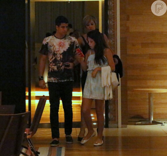 Com os filhos, Enzo e Sofia, Claudia Raia jantou em um restaurante no shopping Village Mall, no Rio