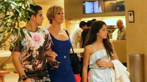 Claudia Raia janta com os filhos, Enzo e Sofia, e depois vai ao cinema no Rio