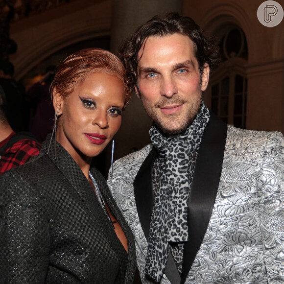 Aline Wirley e o marido, Igor Rickli, prestigiaram abertura do São Paulo Fashion Week