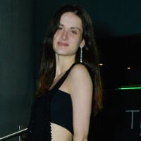 Filha mais velha de Celso Portiolli, Laura vai à festa de 21 anos de Maísa Silva e aposta em look all black