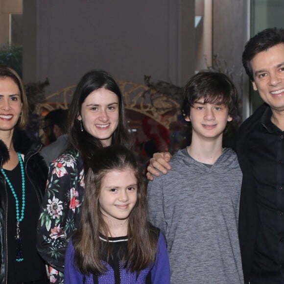 Celso Portiolli posa com a mulher, Suzana, e os filhos, Laura, Luana e Pedro, em foto de arquivo