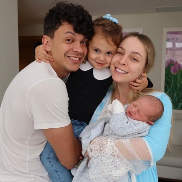 Tata Estaniecki ao lado do marido, Cocielo, e dos filhos, Beatriz e Caio