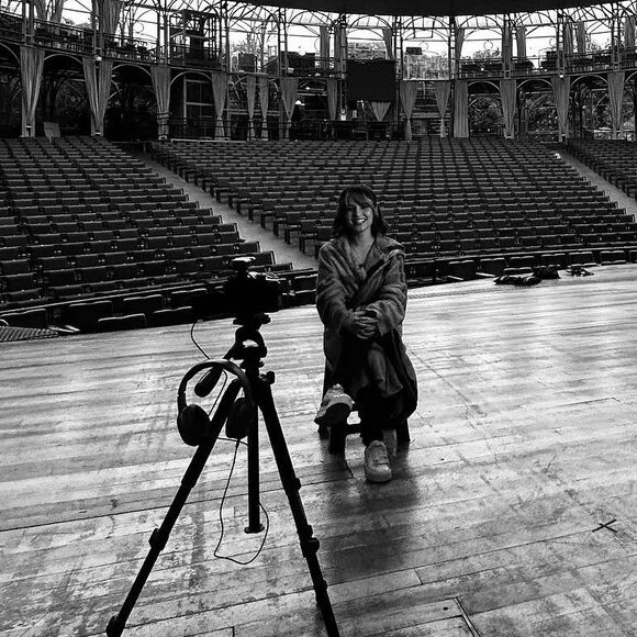 Larissa Manoela esteve no teatro Ópera de Arame rodar o filme 'Traição Entre Amigas'