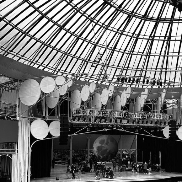 Larissa Manoela fez fotos na Ópera de Arame, um icônico cartão-postal de Curitiba, no Paraná