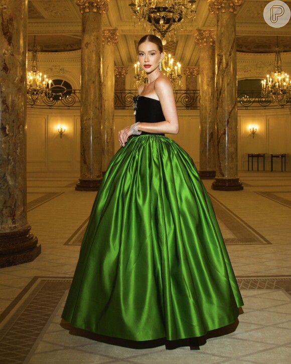 Vestido de festa delicado e marcante: esse modelito preto e verde de Marina Ruy Barbosa transmite um visual princesa