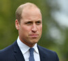 O príncipe William teria pedido para mulher, Kate Middleton, se apressar diante da loga fila de convidados