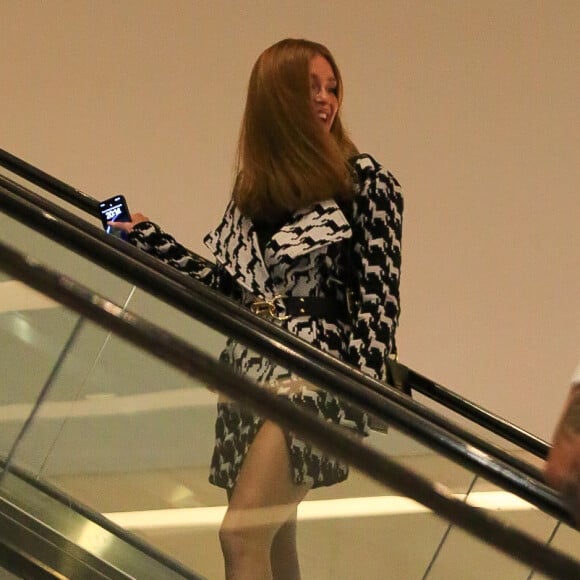 Marina Ruy Barbosa bateu perna em um shopping do Rio de Janeiro