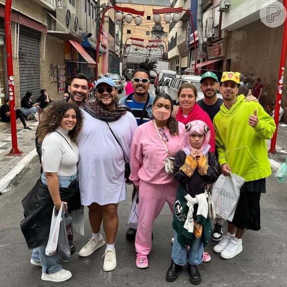 Junto do 'bonde da cura', a cantora está curtindo passeios e shows