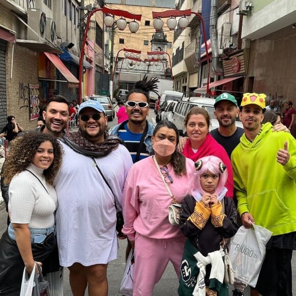 Junto do 'bonde da cura', a cantora está curtindo passeios e shows